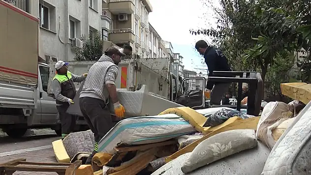 Avcılar'da kiracılara kızan ev sahibi eşyaları balkondan attı