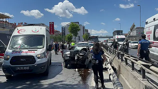Avcılar'da otomobil yayaların arasına daldı: 1'i ağır 4 yaralı