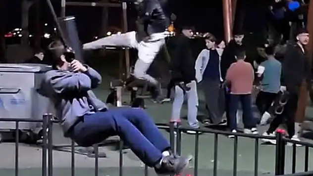 Avcılar'da parkta kamu malına zarar veren ve görevlilere saldıran 3 kişi yakalandı