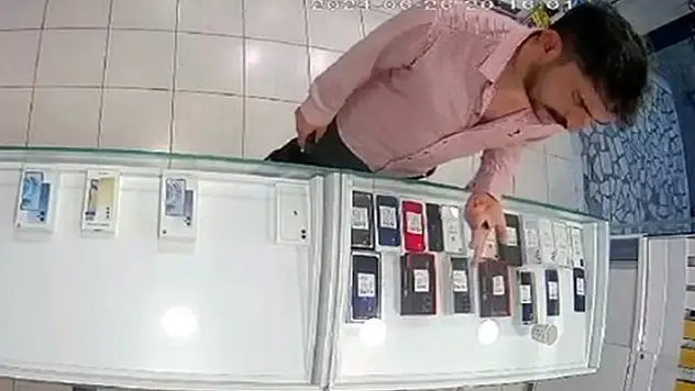 Avcılar'da sahte 200 dolarla telefon satın alan yabancı uyruklu şüpheli kamerada