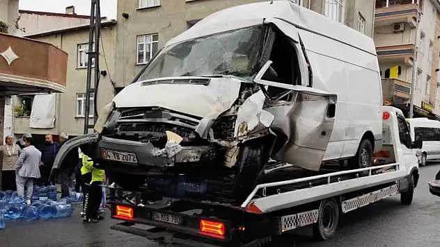 Avcılar'da freni boşalan panelvan dükkana daldı