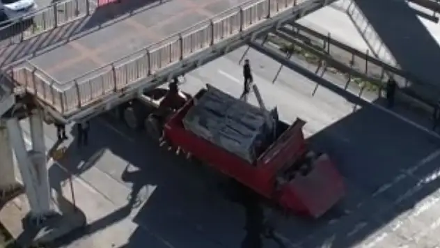 Avcılar'da iş makinesi taşıyan tır üstgeçide çarptı