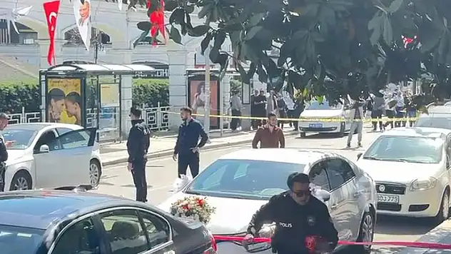 Avcılar'da motosikletle gelip otomobile ateş açtılar: 1 ölü