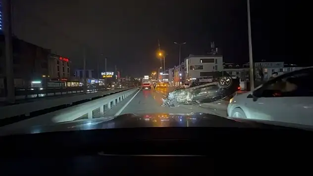 Avcılar'da otomobilin 3 araca çarpıp ters dönmesi araç kamerasınca kaydedildi