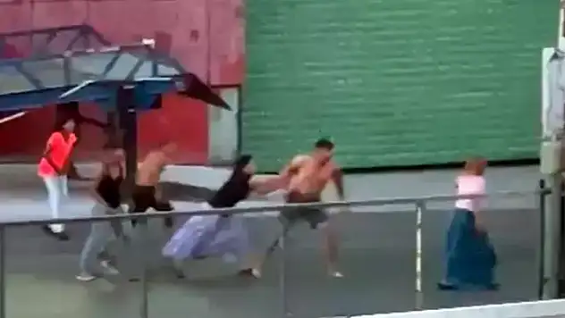 Avcılar'da sokak ortasında kadına şiddet! Yerde sürükledi, defalarca yumrukladı
