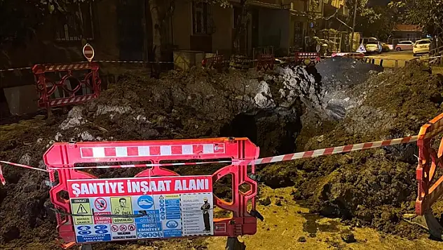 Avcılar'da yolun çökmesi sonucu göçük altında kalan işçi yaralandı