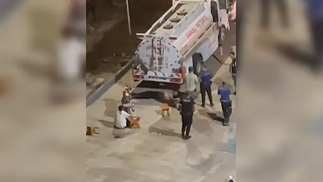 AVM'de mağazada yangın 4 kişi dumandan etkilendi

