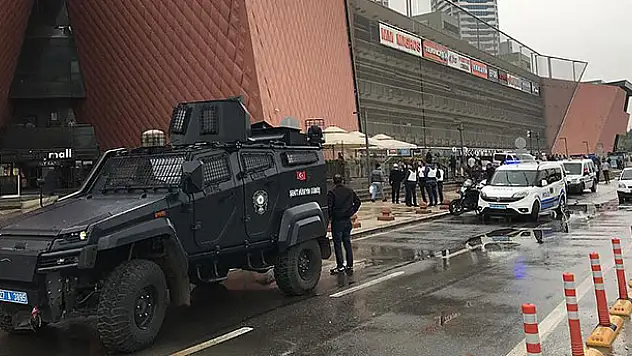 AVM'de rehine krizi! Silahlı asker...