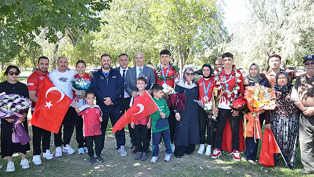 Konyalı sporcular, çiçeklerle karşılandı