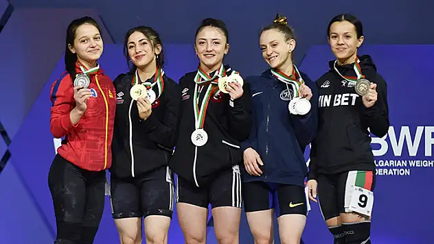 Avrupa Halter Şampiyonası'nda 45 kiloda Cansu Bektaş birinci, Gamze Altun ikinci oldu
