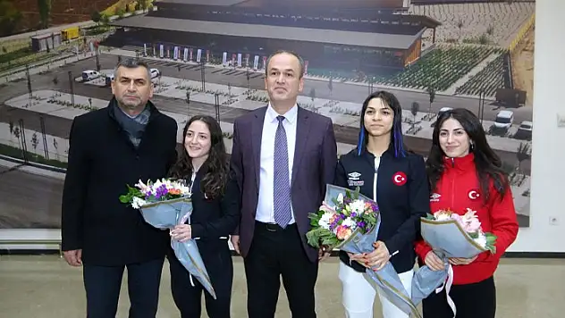 Avrupa rekoru kırarak 3 altın madalya kazanan milli halterciler Konya'da
