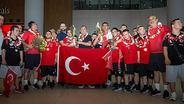 Avrupa Şampiyonası'nda ikinci olan özel sporcular, yurda döndü