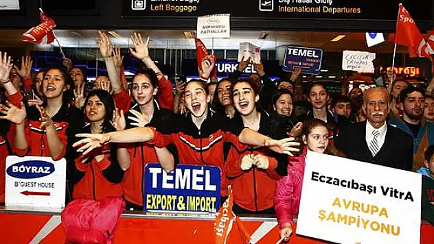Avrupa şampiyonu Eczacıbaşı VitrA yurda döndü