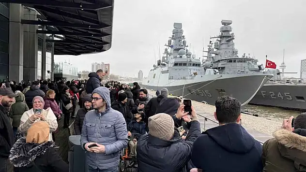 Avrupa'daki Türkler Rotterdam Limanı'na demirleyen TCG Anadolu'ya büyük ilgi gösterdi