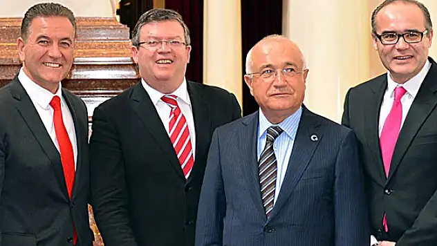 Avustralyalı Türkler iki bakan çıkardı