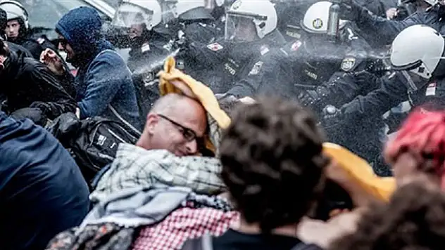 Avusturya polisinden biber gazlı müdahale