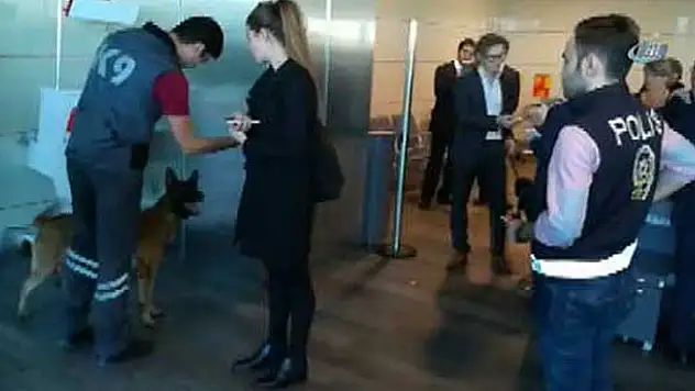 Avusturya'ya Giden Yabancı Yolcular Köpekle Arandı