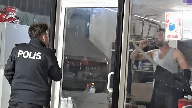Ayağına savcı isteyip döner bıçağıyla kendini restorana kilitledi, korku dolu anlar yaşattı
