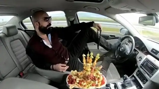 Ayağıyla otomobil kullanıp, meyve yiyen sürücüye 5 ay hapis