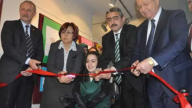 Ayağıyla yaptığı resimlerle sergi açtı