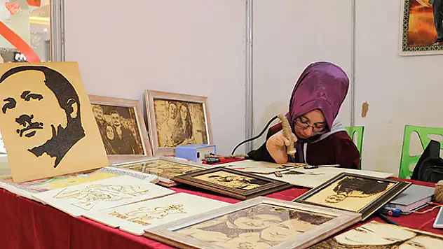 Ayağıyla yaptığı sanatını dünya çapında ilerletmek istiyor