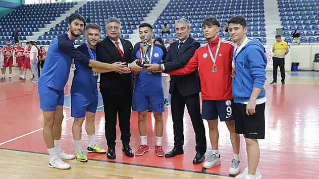 Ayak Tenisi Takımı'ndan Türkiye Şampiyonasında ikincilik

