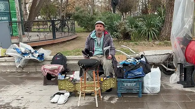Ayakkabı boyayarak ev sahibi olup çocuklarını okuttu
