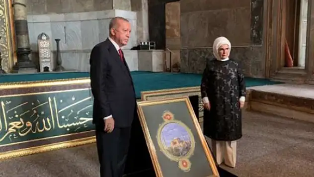 Ayasofya Camii'nin tabelası asıldı