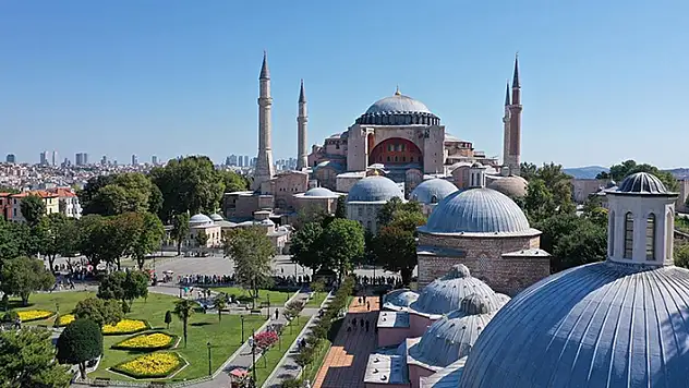 Ayasofya'da ibadete açılışının ikinci yıl dönümünde ziyaretçi yoğunluğu yaşanıyor

