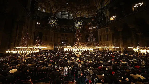 Ayasofya-i Kebir Cami-i Şerifi'nde 88 yıl sonra ilk teravih namazı kılındı
