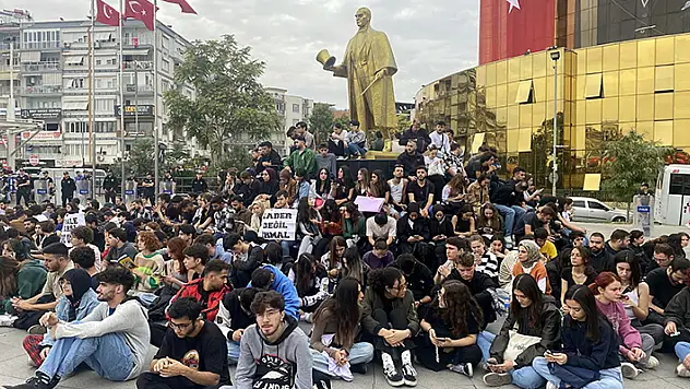 Aydın'da arkadaşları yurttaki asansöre sıkışarak ölen öğrenciler oturma eylemi yaptı
