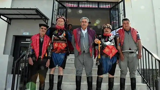 Aydın'da bir grup seçmen efe kıyafetleriyle oy kullandı
