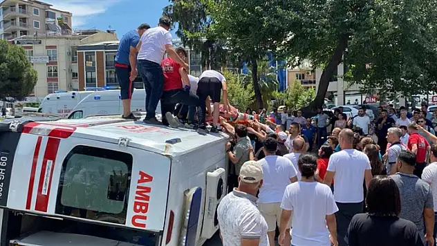 Aydın'da hasta taşıyan ambulans devrildi: 1 ölü, 3 yaralı
