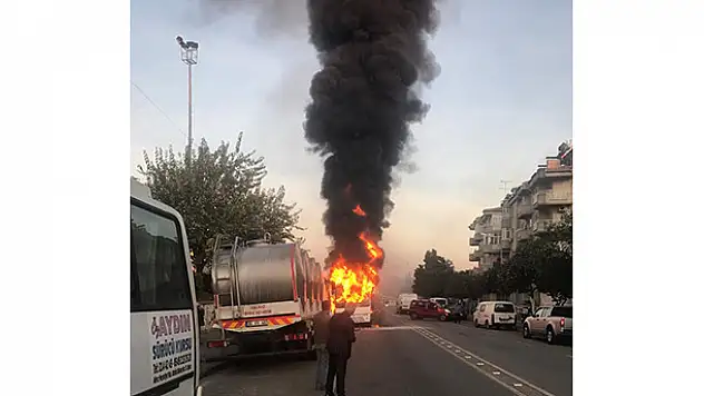 Aydın'ın Efeler ilçesinde servis aracı bomba gibi patladı
