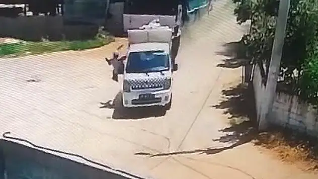 Aydın'da çöp aracından düşen işçi ağır yaralandı o anlar kamerada