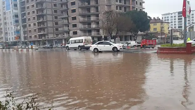Aydın'da sağanak yağış yol kapattı
