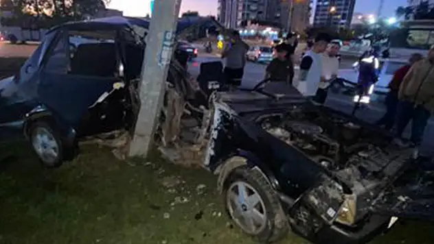 Aydınlatma direğine çarpan otomobil, ikiye bölündü: 1 yaralı
