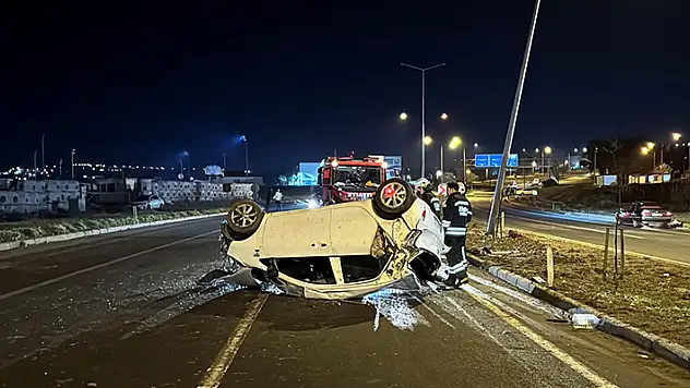 Aydınlatma direğine çarpan otomobil takla attı 1 yaralı

