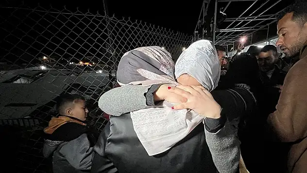 Aylar sonra kısıtlamalarla açılan Refah Kapısı'ndan Filistinlilerin sınırlı geçişleri sürüyor