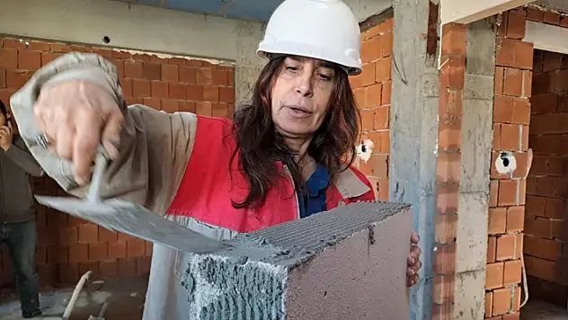 Aylık 60 bin liraya çalıştıracak usta bulamayan kadın müteahhit inşaatta kendi çalışıyor
