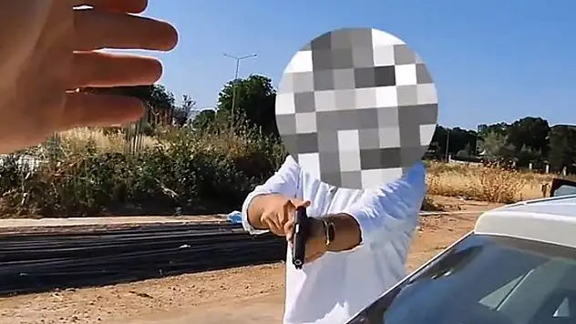 Aynasını kıran motosikletliye silah çekti