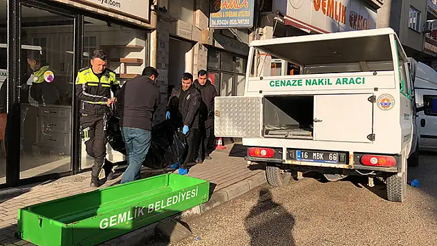 Aynı evdeki Suriyeliler arasında bıçaklı kavga: 1 ölü, 2 yaralı

