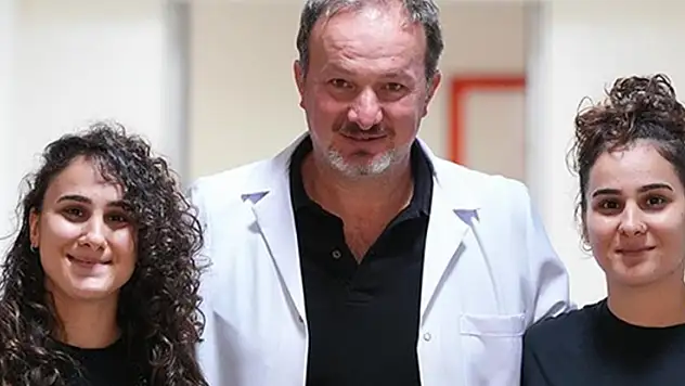 Aynı sakatlığı yaşayan ikiz kadın futbolcular, yeşil sahaya dönmek için gün sayıyor