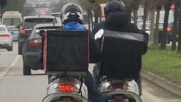 Aynı şeritte yan yana motosiklet kullanan kuryelere aynı maddelerden cezayı işlem uygulandı
