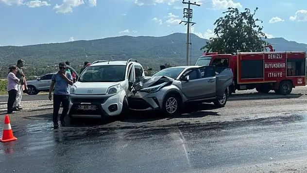 Aynı yöne giden 2 otomobil çarpıştı 6 yaralı

