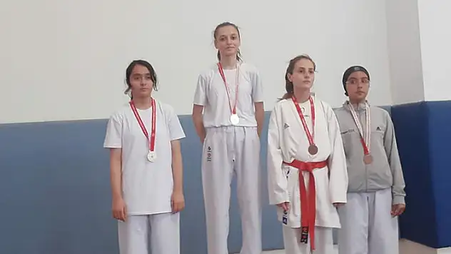AYŞE SENA DEMİR birincilik kürsüsünde
