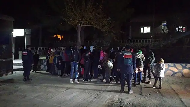 Ayvacık'ta minibüs ile kamyonet kasasından 63 kaçak göçmen çıktı, 2 organizatör yakalandı
