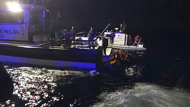 Ayvalık'ta düzensiz göçmenleri taşıyan tekne battı