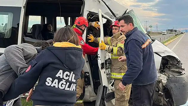 Ayvalık'ta fabrika işçilerinin taşındığı servis ile tır çarpıştı: 9 yaralı

