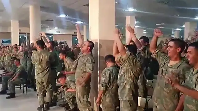 Azerbaycan askerleri Türkiye-Çekya maçını coşkuyla takip etti
